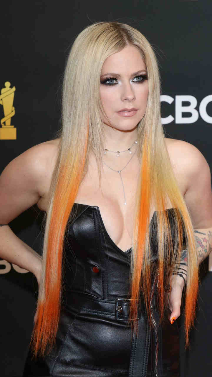 GIRL.BLACK: AVRIL LAVIGNE. JUNO AWARDS, IN TORONTO. ABSOLUTE STYLE.