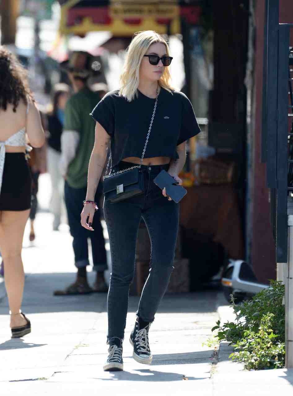 GIRL.BLACK: ASHLEY BENSON, IN LOS ANGELES. CHARMING STYLE.