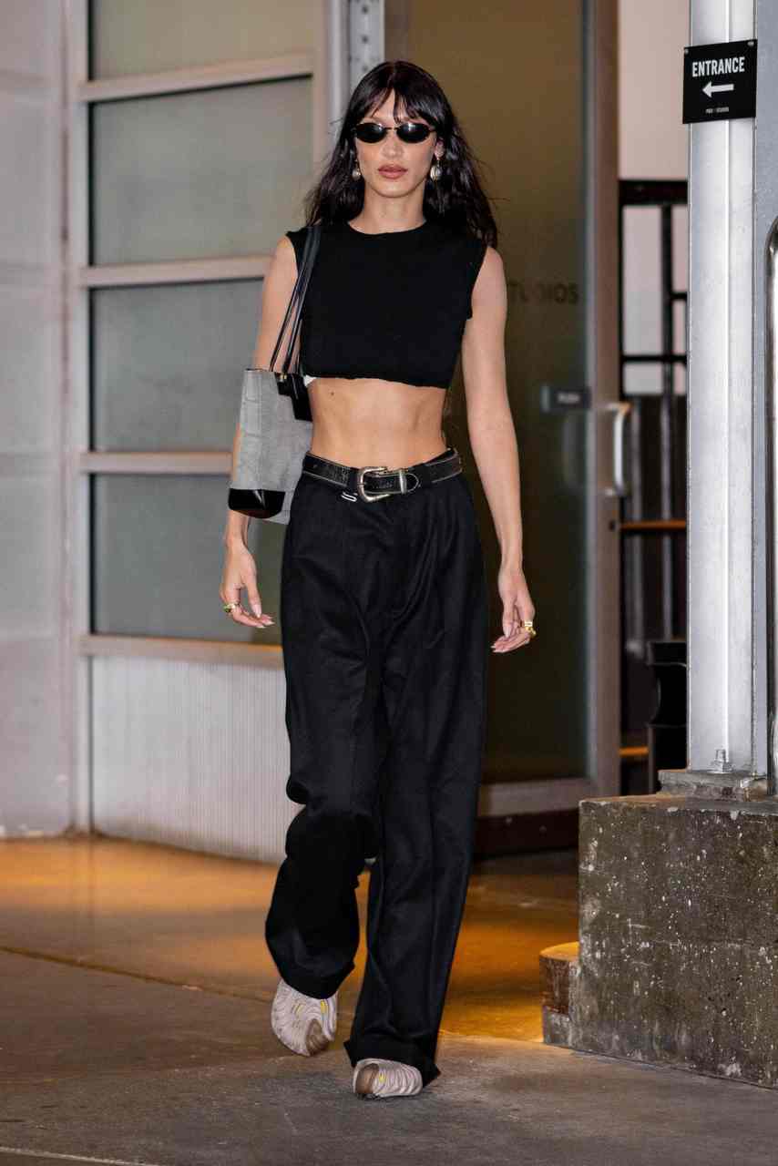 GIRL.BLACK: BELLA HADID, IN HIGH WAISTED TROUSERS AND A BLACK CROP TOP. IMPOSING STYLE.