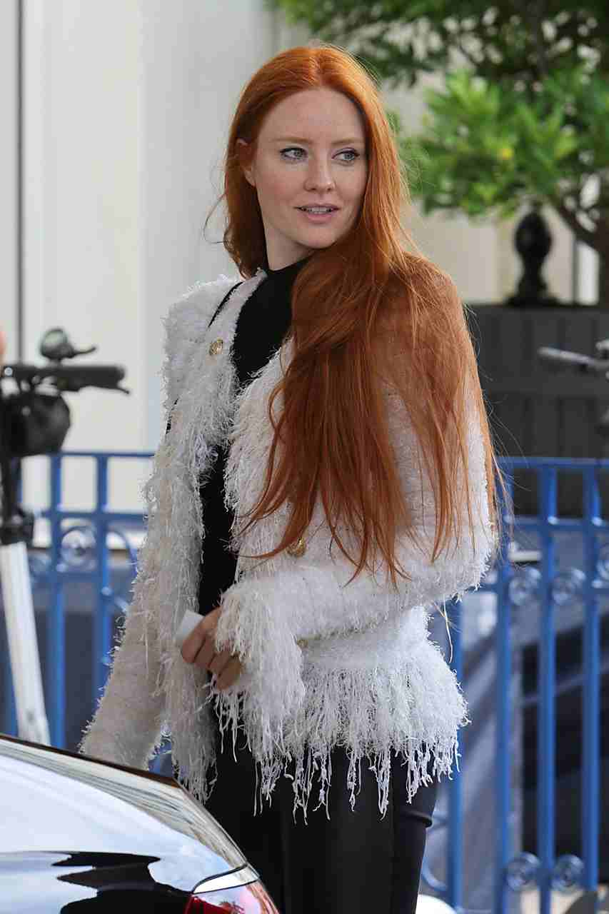 GIRL.BLACK: BARBARA MEIER. ARRIVING AT HOTEL MARTINEZ, IN CANNES. INVOLUNTARY STYLE.