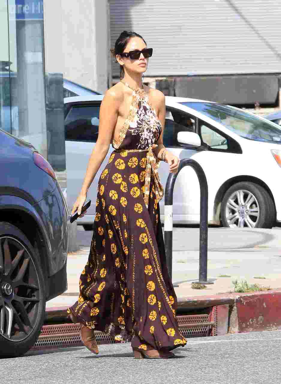 GIRL.BLACK: EIZA GONZÁLEZ WEARS FREE-FLOWING BROWN DRESS, IN WEST HOLLYWOOD. SPLENDID STYLE.