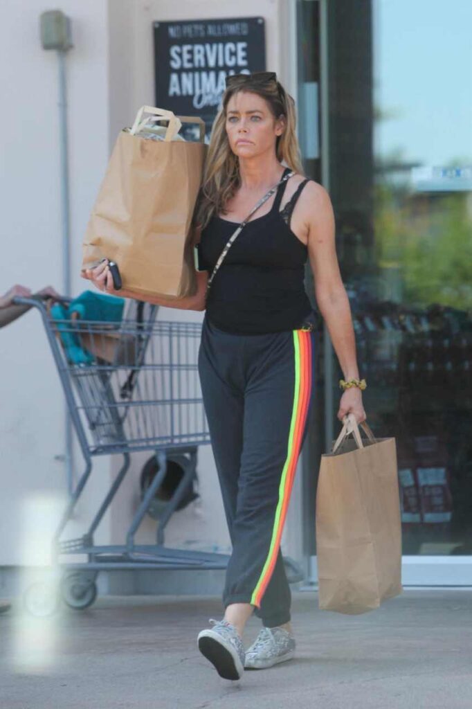 DENISE RICHARDS. EREWHON MARKET, IN CALABASAS. CHARMING STYLE.