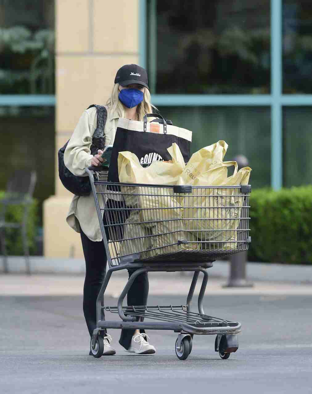 GIRL.BLACK: HILARY DUFF. GROCERY SHOPPING, IN LOS ANGELES. TOTAL STYLE.