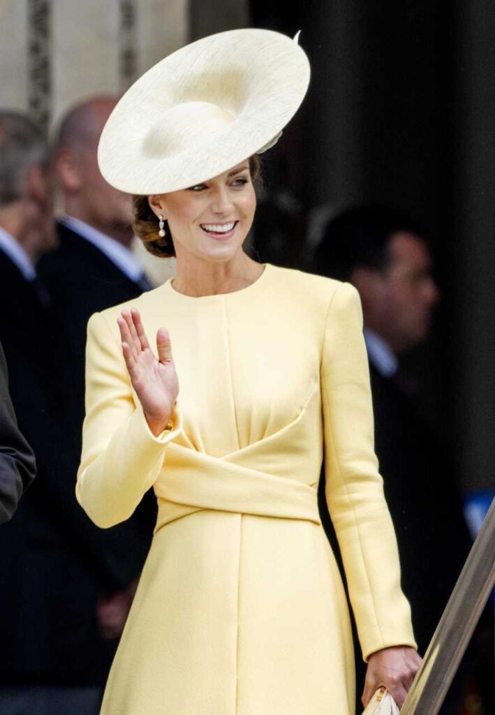 GIRL.BLACK: KATE MIDDLETON. LEAVES THE ST PAULS CATHEDRAL, IN LONDON. PERFECT STYLE.