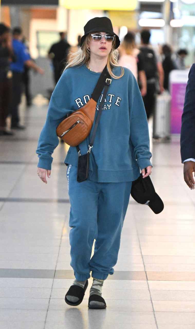 GIRL.BLACK: KALEY CUOCO, IN COMFY OUTFIT. JFK AIRPORT, IN NEW YORK. INVOLUNTARY STYLE.