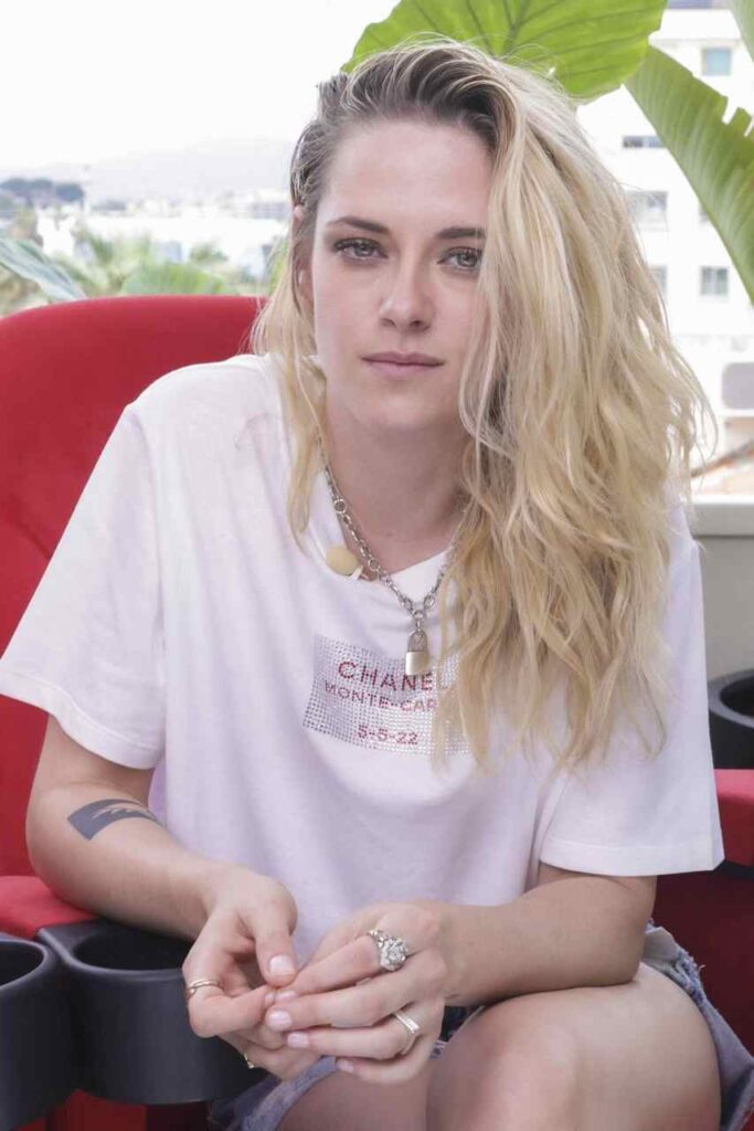 GIRL.BLACK: KRISTEN STEWART. INTERVIEW, IN CANNES. PERFECT STYLE.