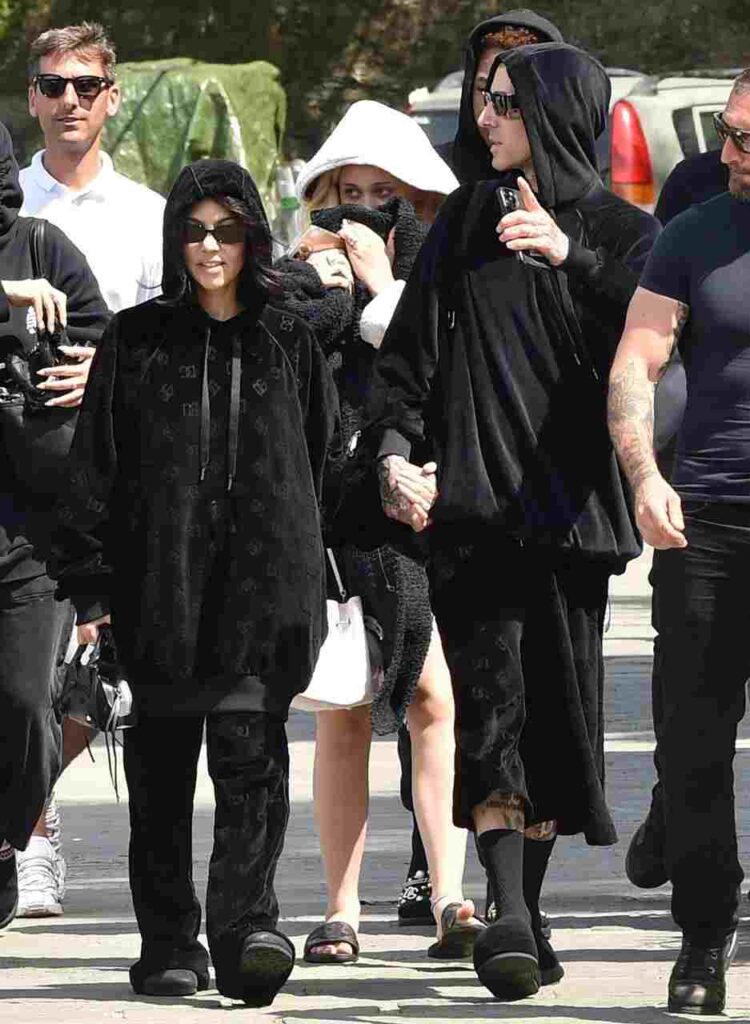 GIRL.BLACK: KOURTNEY KARDASHIAN WEARS DOLCE & GABBANA, IN PORTOFINO. ITALY. SOPHISTICATED STYLE.