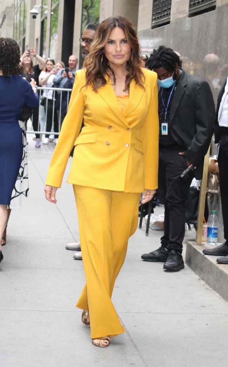 GIRL.BLACK: MARISKA HARGITAY, AT NBC UNIVERSAL UPFRONTS. RADIO CITY MUSIC HALL. EXUBERANT STYLE.