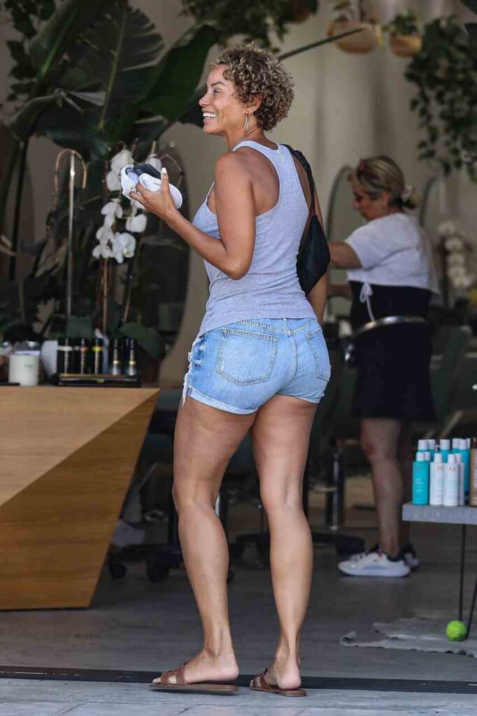 GIRL.BLACK: NICOLE MURPHY WEARS JEANS, IN BEVERLY HILLS. MAGNIFICENT STYLE.