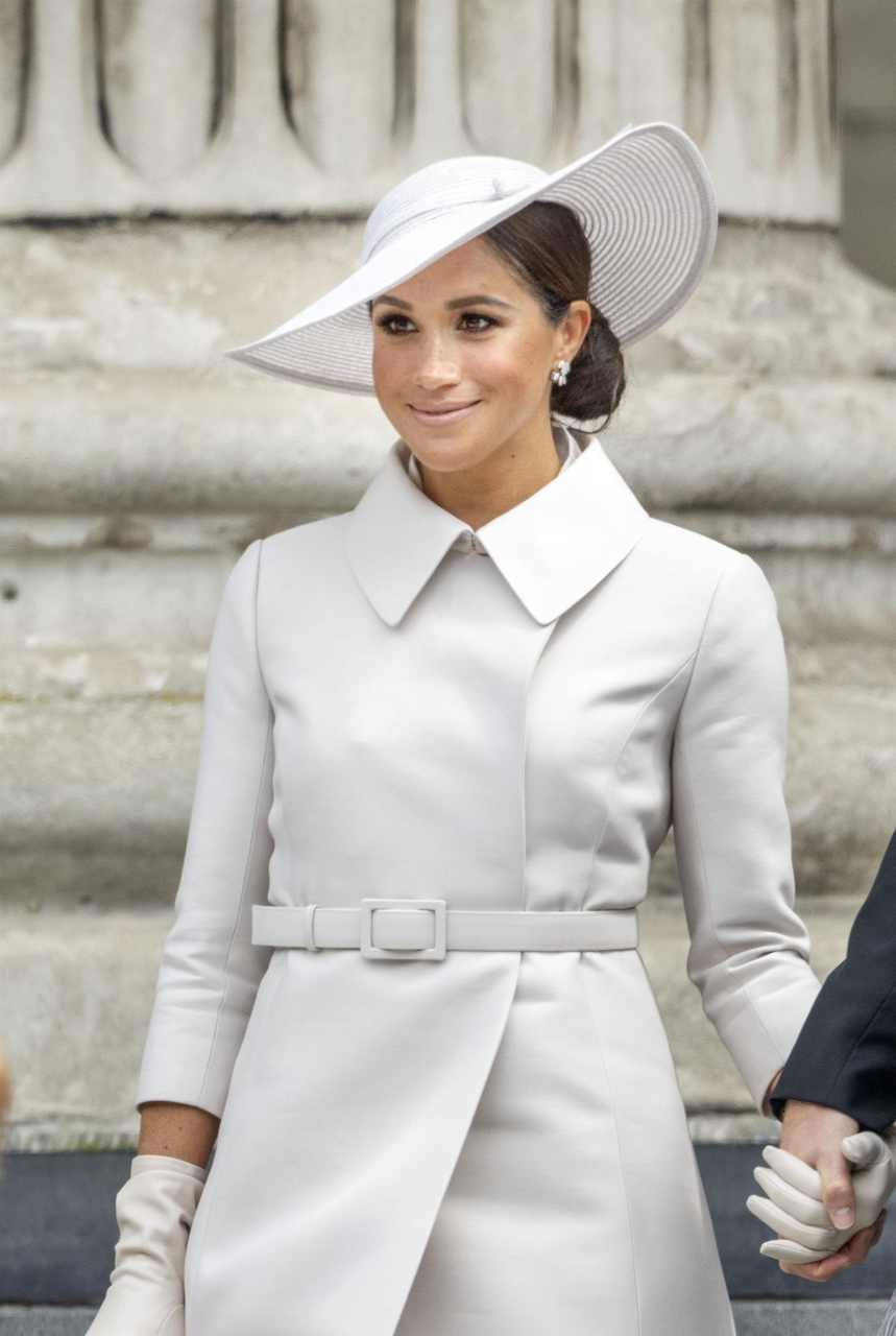 GIRL.BLACK: MEGHAN MARKLE. LEAVES THE ST PAULS CATHEDRAL, IN LONDON. STUNNING STYLE.