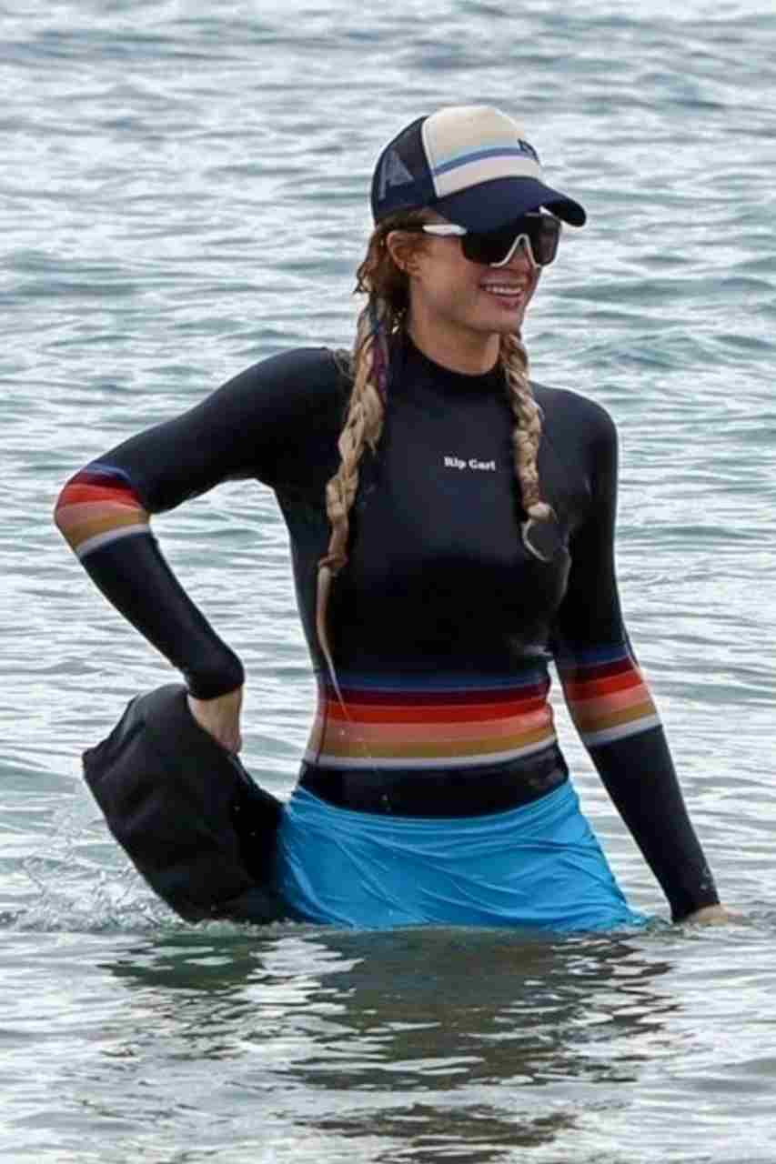 GIRL.BLACK: PARIS HILTON HAS FUN ON THE BEACH, IN MAUI. STUNNING STYLE.