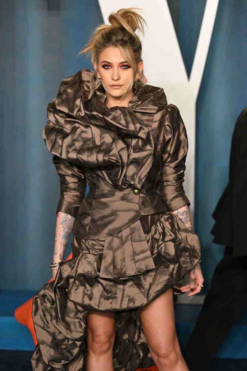 GIRL.BLACK: PARIS JACKSON. VANITY FAIR OSCAR PARTY, IN BEVERLY HILLS. UNIQUE STYLE.