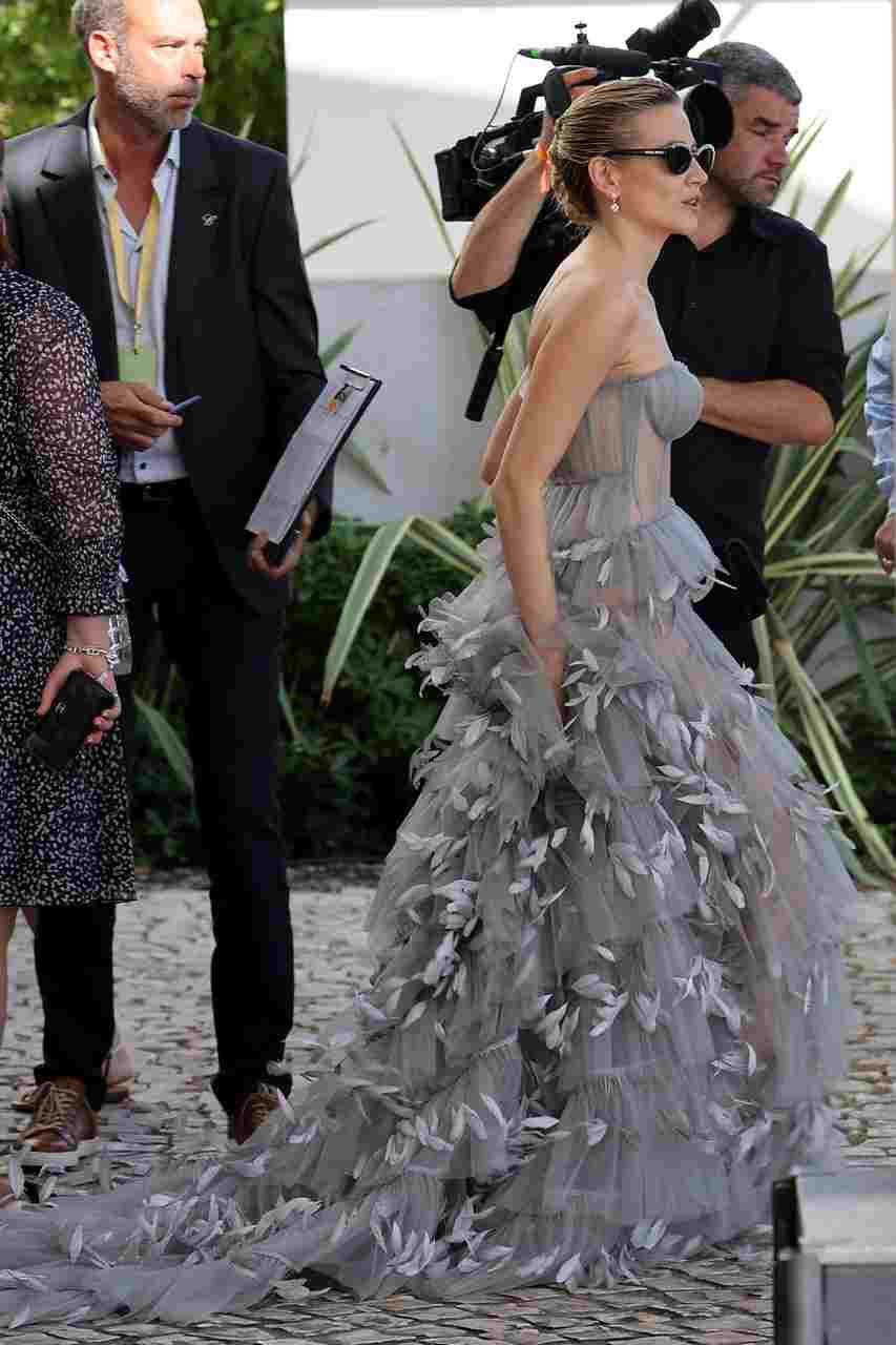 GIRL.BLACK: PIXIE LOTT ARRIVING AT HOTEL MARTINEZ, IN CANNES. SUMPTUOUS STYLE.