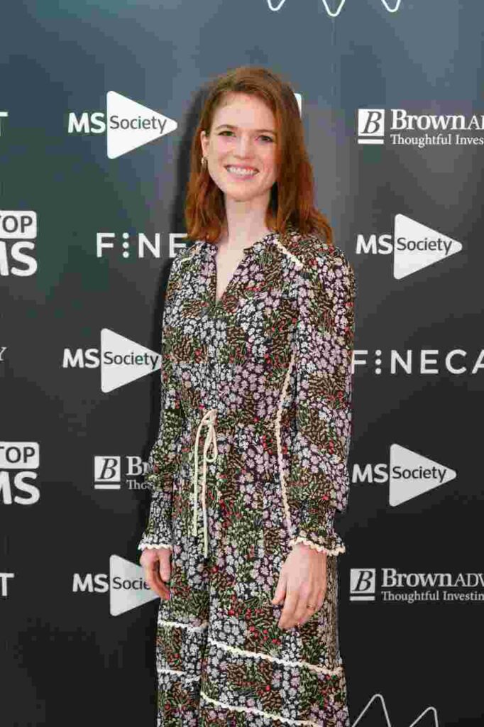 GIRL.BLACK: ROSE LESLIE. SMS BATTLES QUIZ FOR THE MS SOCIETY, IN LONDON. UNPARALLELED STYLE.