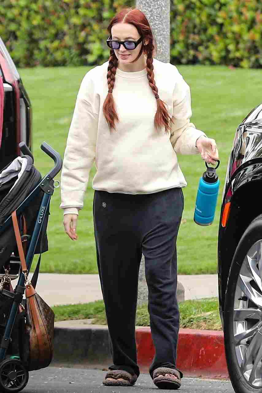 GIRL.BLACK: SOPHIE TURNER WEARS COMFY BEIGE SWEATER, IN WESTWOOD. SPONTANEOUS STYLE.