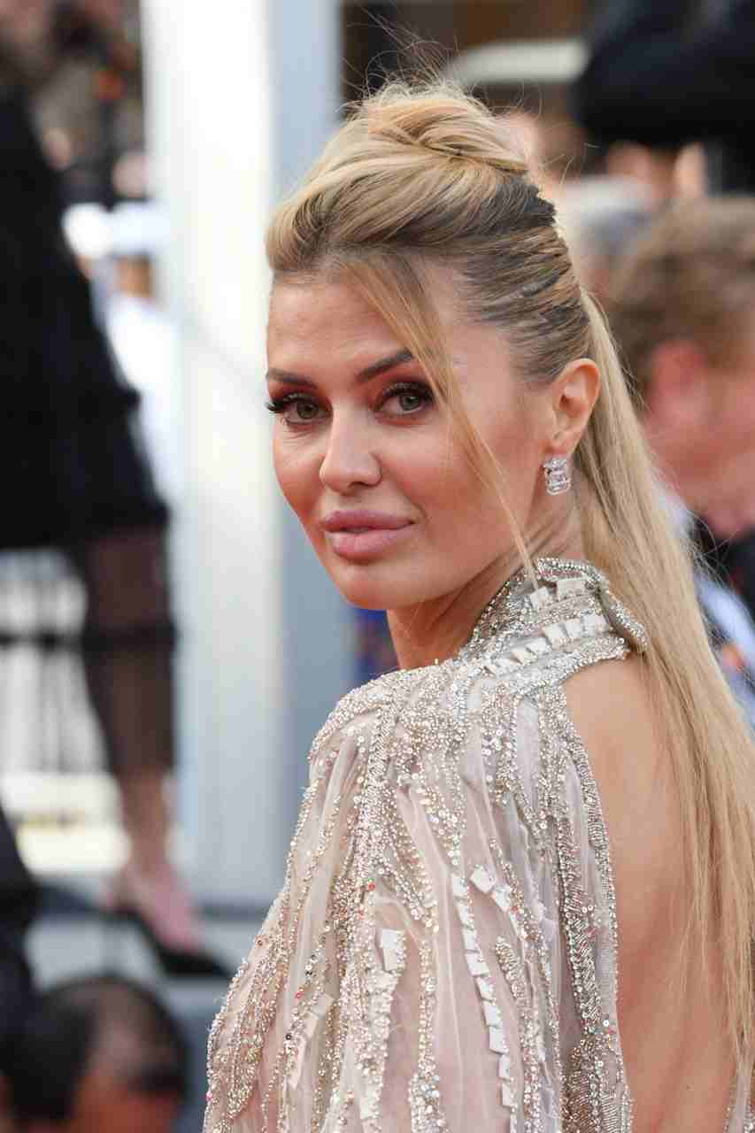 GIRL.BLACK: VICTORIA BONYA. RED CARPET, IN CANNES. MAGNIFICENT STYLE.