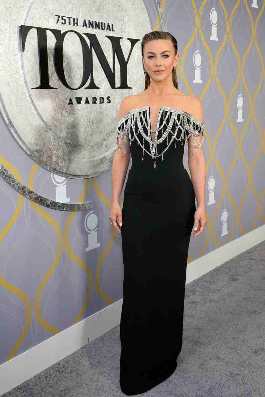 GIRL.BLACK: JULIANNE HOUGH. TONY AWARDS, IN NEW YORK. NICE STYLE.