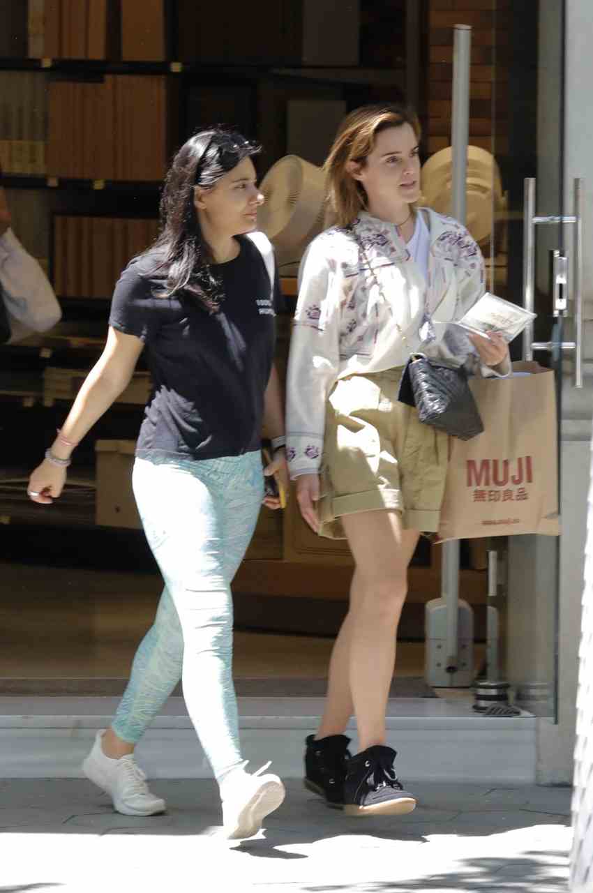 GIRL.BLACK: EMMA WATSON AND NUPUR SHARMA ON HOLIDAY, IN BARCELONA. PERFECT STYLE.