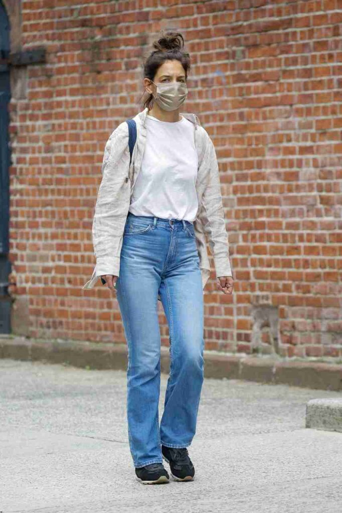 GIRL.BLACK: KATIE HOLMES. STEPS OUT FOR A WALK, IN NEW YORK. IMPOSING STYLE.