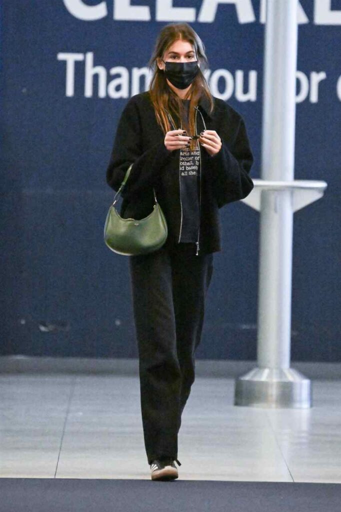 GIRL.BLACK: KAIA GERBER, AT JFK AIRPORT, IN NEW YORK. IMPOSING STYLE.