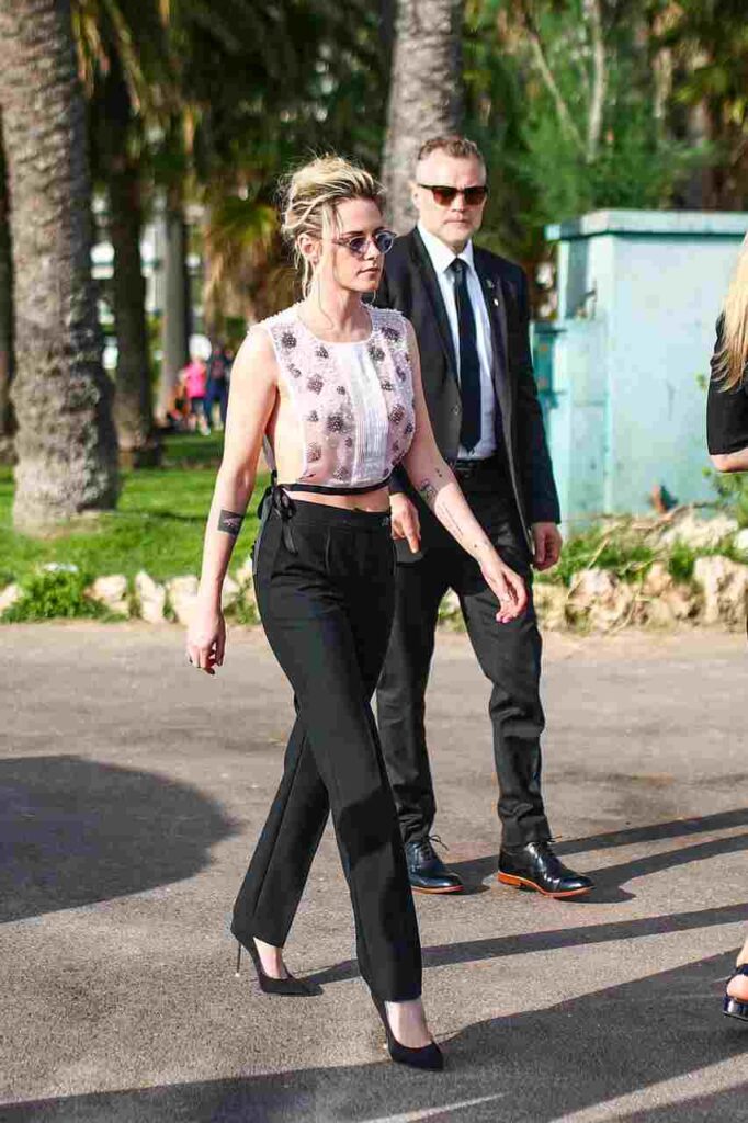 GIRL.BLACK: KRISTEN STEWART. ARRIVING AT THE CHANEL DINNER, IN CANNES. TOTAL STYLE.