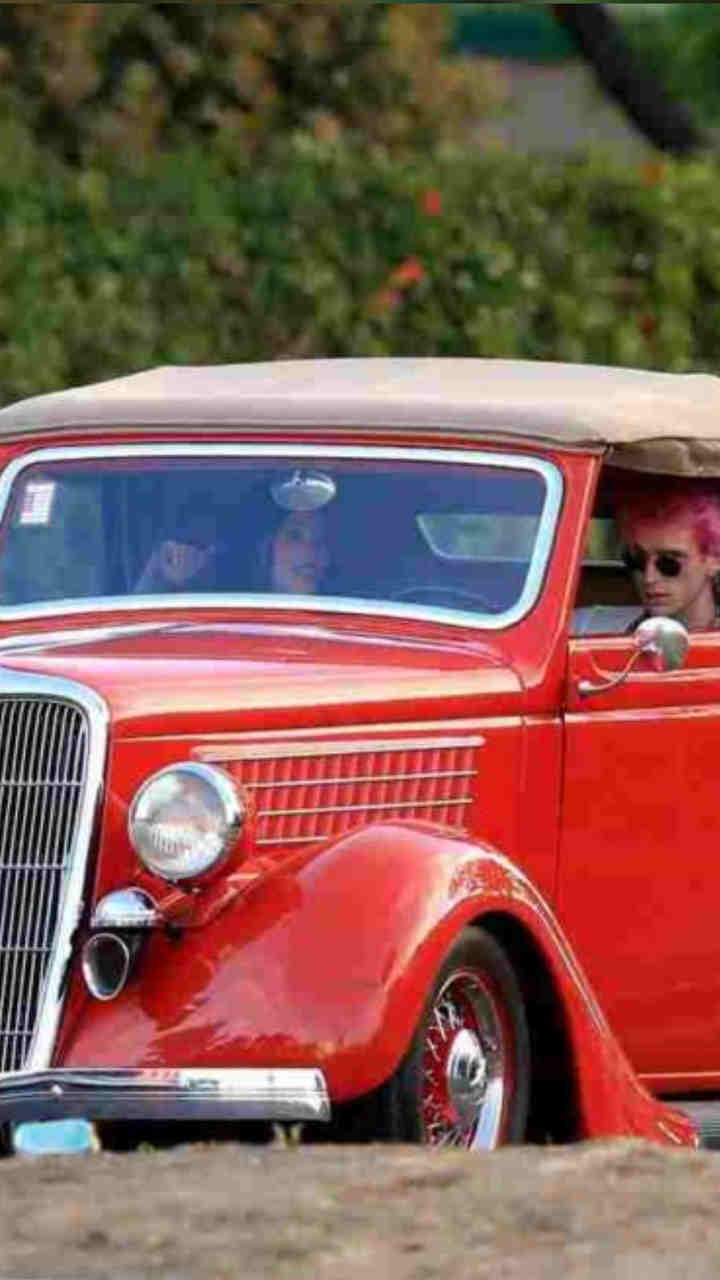 GIRL.BLACK: MEGAN FOX IN HIS CLASSIC CAR, IN MALIBU. IMPRESSIVE STYLE.