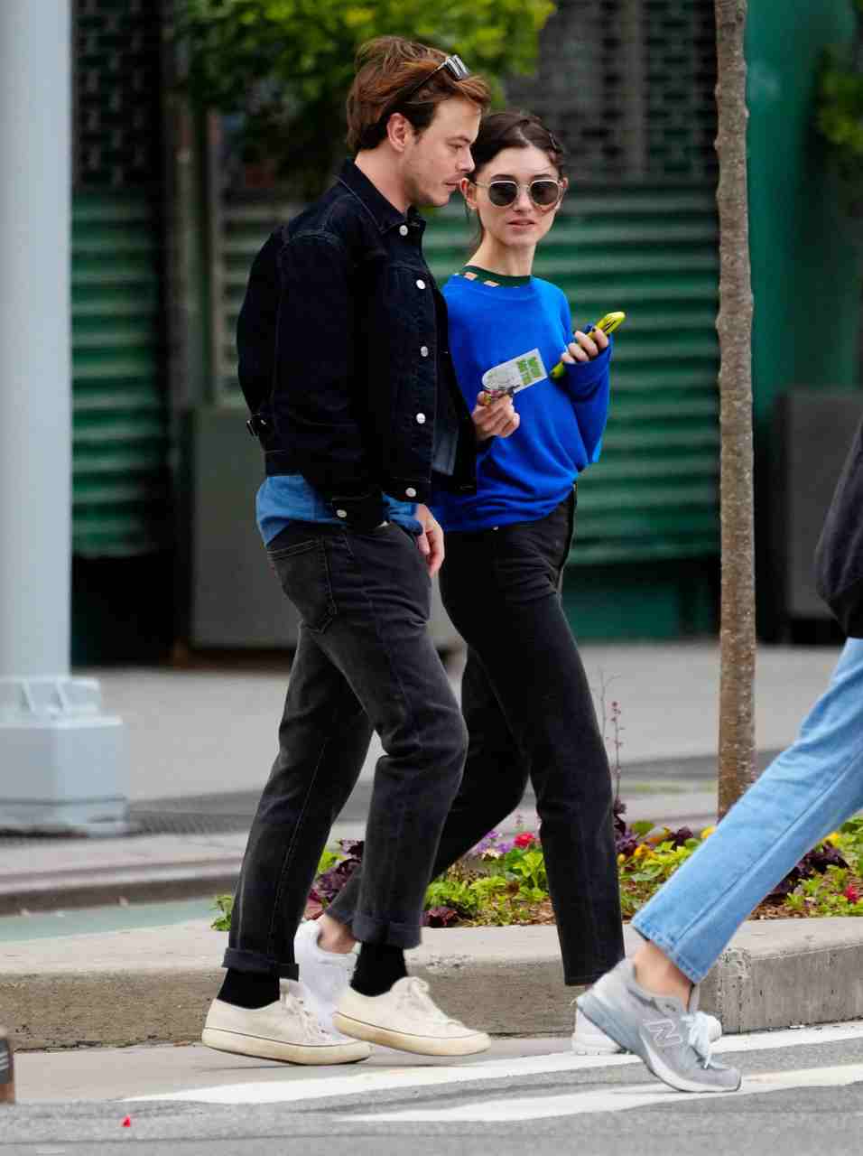 GIRL.BLACK: NATALIA DYER. SHOPPING, IN NEW YORK. ABSOLUTE STYLE.