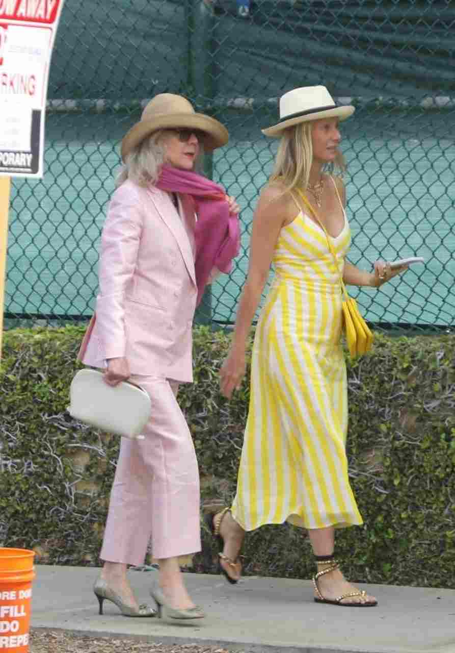 GIRL.BLACK: GWYNETH PALTROW AND KATE HUDSON. GRADUATION, IN SANTA MONICA. WONDERFUL STYLE.