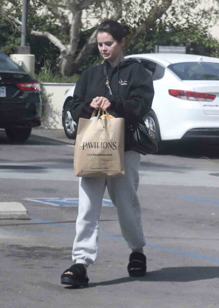 SELENA GOMEZ. GROCERY SHOPPING, IN LOS ANGELES. PURPOSEFUL STYLE.