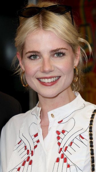 GIRL.BLACK: LUCY BOYNTON. “BLIND AMBITION”. UK PREMIERE, IN LONDON. SPECTACULAR STYLE.