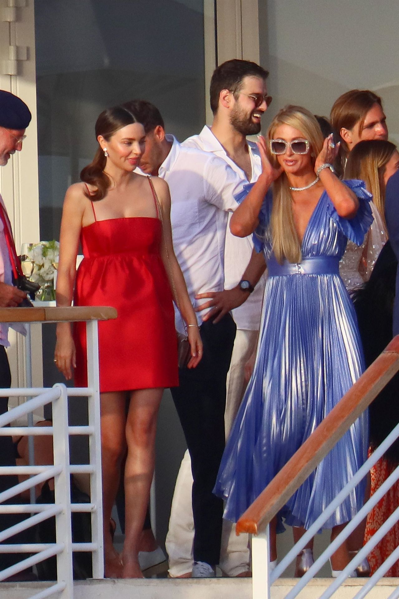 GIRL.BLACK: PARIS HILTON WITH MIRANDA KERR, AT THE HOTEL DU CAP EDEN ROC, IN ANTIBES. FABULOUS STYLE.