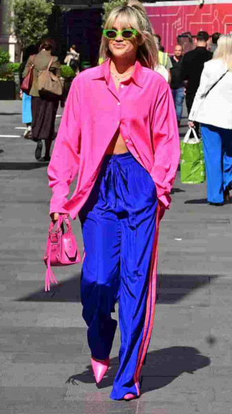 GIRL.BLACK: ASHLEY ROBERTS IN A BRIGHT PINK OVERSIZED SHIRT AND SILK BLUE JOGGERS, IN LONDON. MAGNIFICENT STYLE.