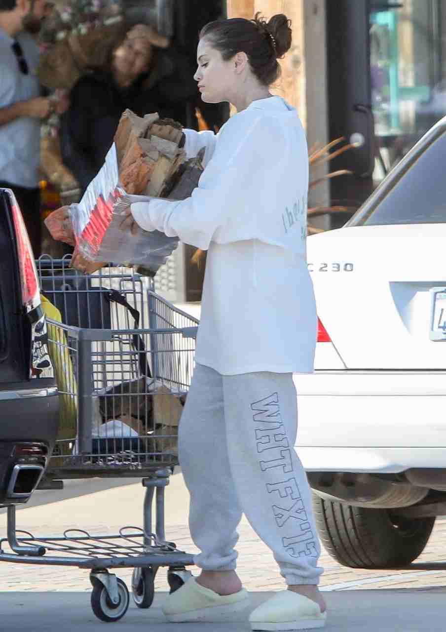 GIRL.BLACK: SELENA GOMEZ. WHITE FOX ON TRACK SWEATPANTS, IN MALIBU. IMPRESSIVE STYLE.