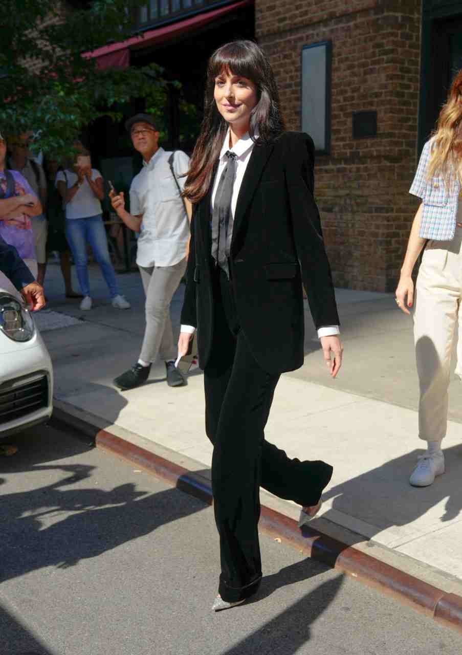 GIRL.BLACK: DAKOTA JOHNSON WEARS BLACK VELVET SUIT. GREENWICH HOTEL, IN NEW YORK. MEMORABLE STYLE.